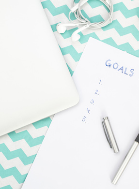 picture of a paper with goals written on it on a patterned turquoise paper
